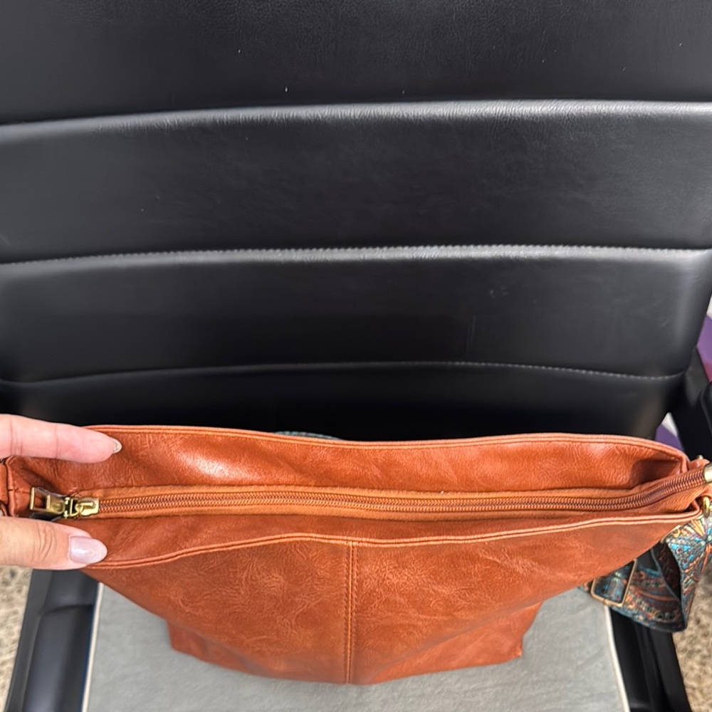 Elegant Brown Leather Shoulder Bag - Picture 4 of 6